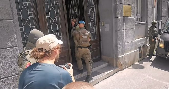 Akcija 'Catering': Pod jakom policijskom pratnjom, doktor Mithat Asotić priveden u sjedište MUP-a KS