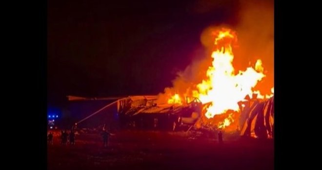 Veliki požar progutao pilanu u BiH, vatrogasci se satima bore s vatrom 