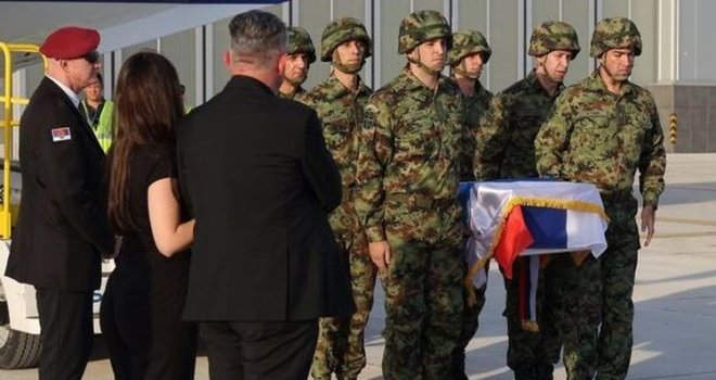 Mladićevo tijelo stiglo u Beograd: Dočekano uz najviše vojne počasti