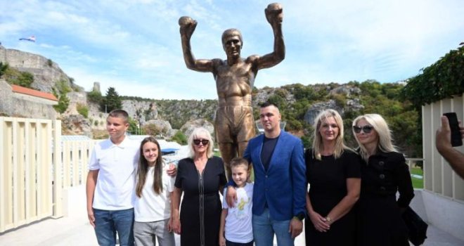 U Imotskom otkriven spomenik Mati Parlovu