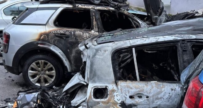 Na Marijin Dvoru sinoć izgorjela dva automobila, tužilaštvo i vještaci utvrđuju uzrok požara