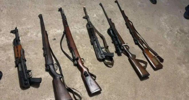 Šest osoba se obrađuje u velikoj policijskoj akciji u BiH: Zaplijenjene puške, snajperi, bombe, zolja…