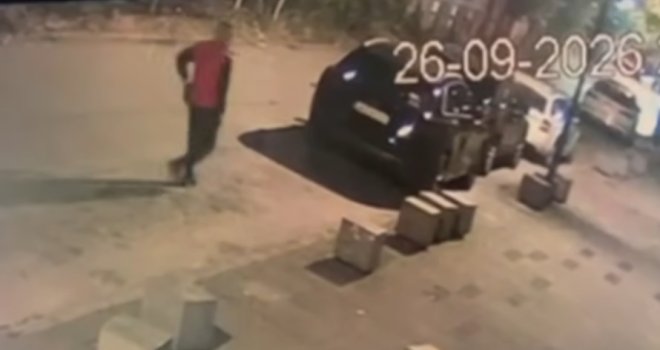 Krađa ispred SCC-a: Prepoznajete li mladića koji obija automobile po Sarajevu