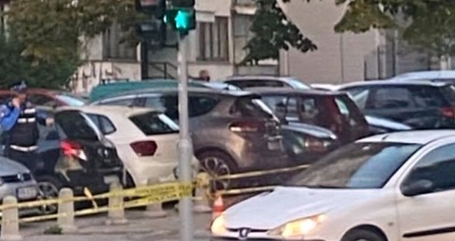 Šta se desilo na Grbavici? Policija ogradila dio trotoara u blizini parkiranih automobila... 