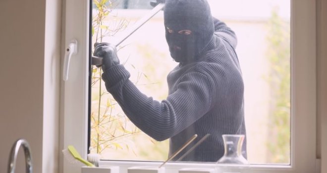 Mrak pada sve ranije, provalnici često traže najlakši put do vašeg doma: Evo šta im može otežati ulazak...