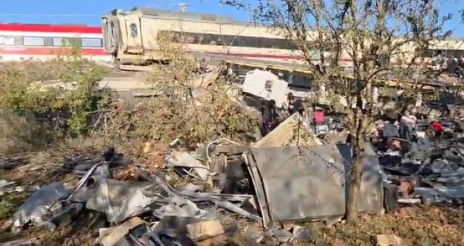 Najmanje 46 poginulih u sudaru dva brza voza u Španiji, strahuje se da bi broj žrtava mogao rasti