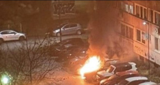 Zapaljeno nekoliko automobila tokom noći u Novom Sarajevu, privedena tri maloljetnika